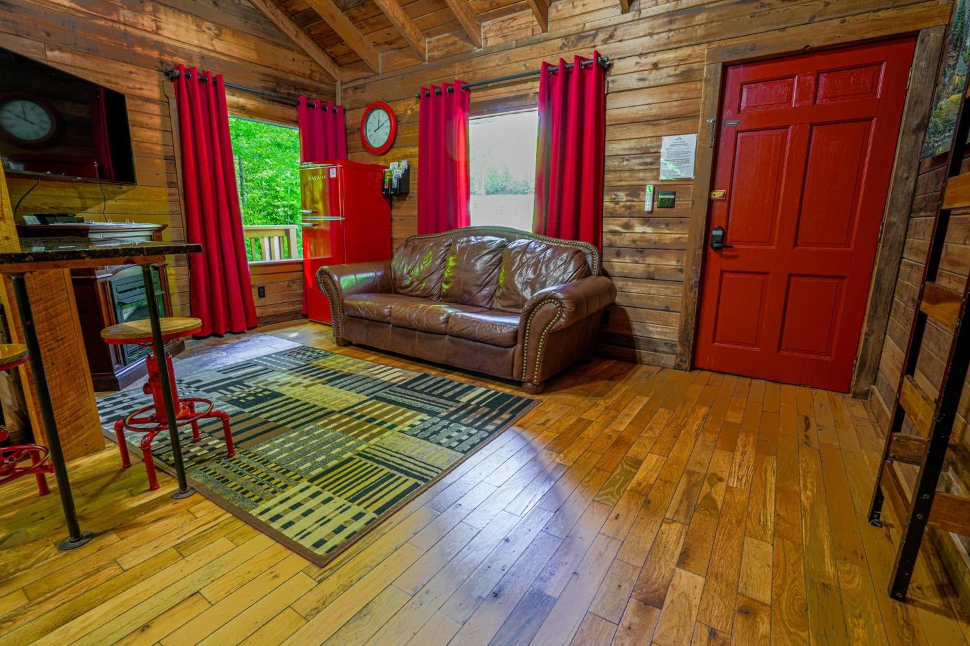 The Big Little Cabin - Hot Tub & Playground ดาห์ลอนีกา ภายนอก รูปภาพ